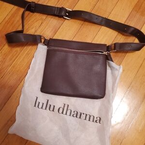 NWOT lulu dharma belt bag vegan leather. Fanny pack.Stylish. Chestnut/purple Mix